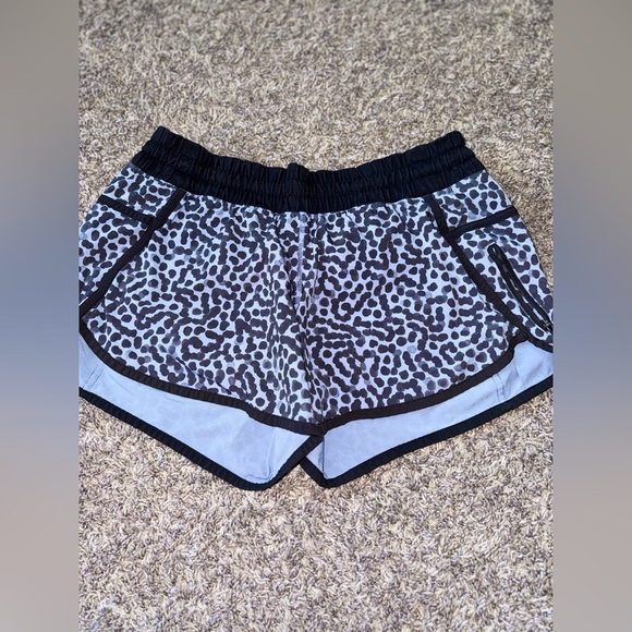 Women’s Lululemon Tracker Short in Ace Spot Tranquil Blue/Black Size 8 - Picture 6 of 15